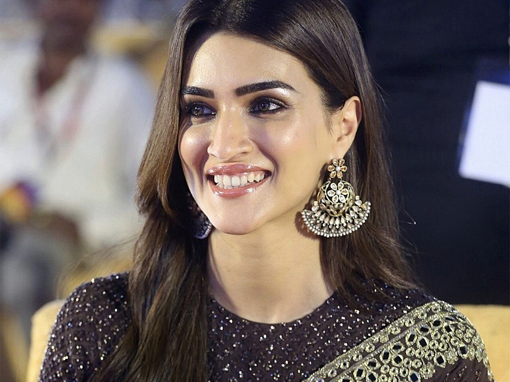 kriti sanon smiling