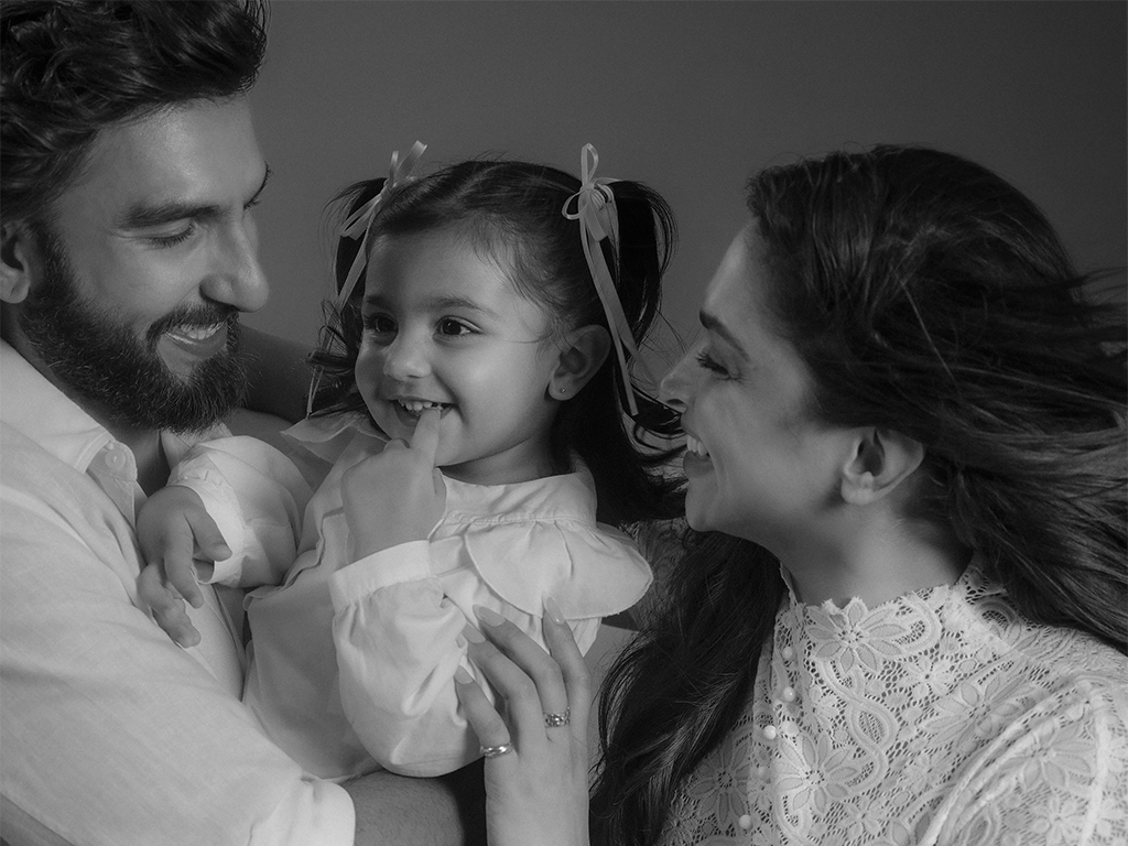 deepika padukone and ranveer singh pregnant photo with daughter dua